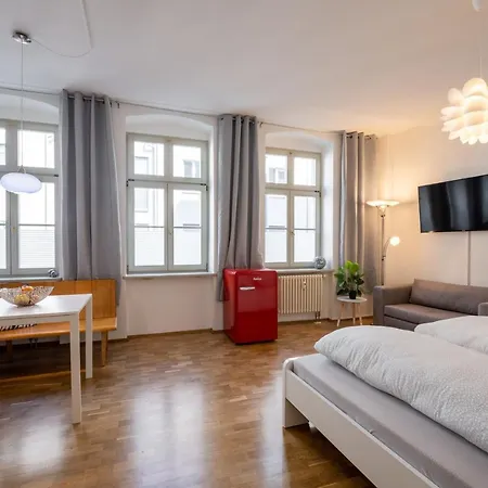 Grosse Altstadtwohnung In Lage Zentrum * Dresden