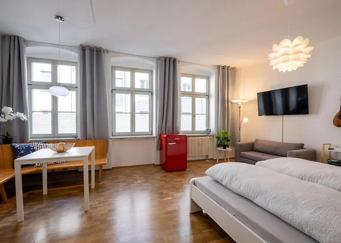 Grosse Altstadtwohnung In Lage Zentrum * Dresden